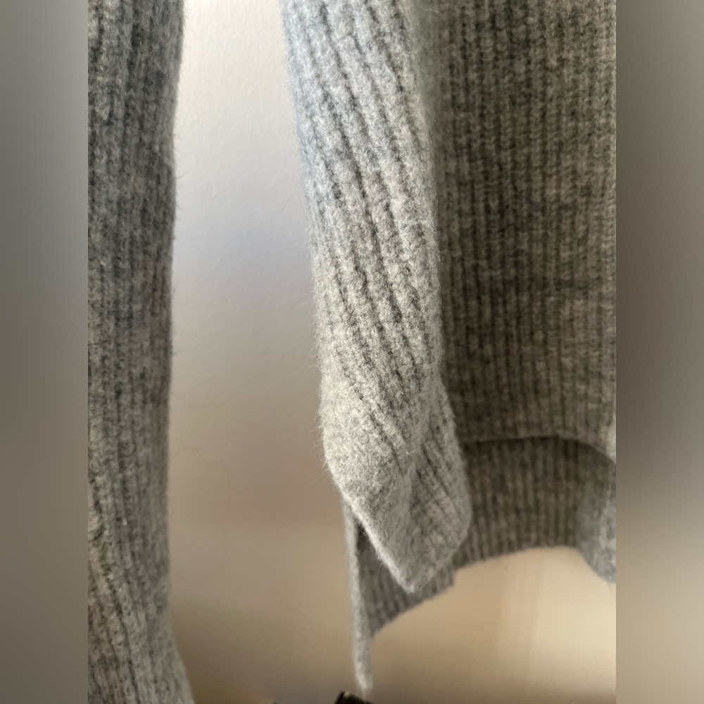 Uniqlo Knitted Gray V-neck Pullover Sweater - Picture 4 of 6